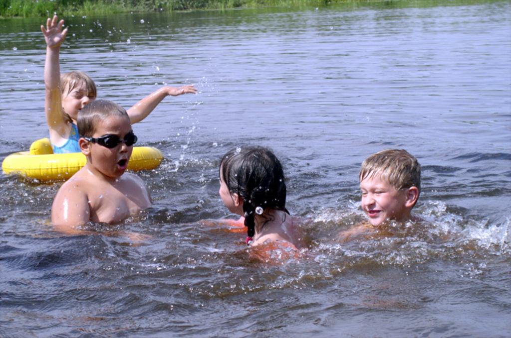 Отдыхая у водоёмов с детьми позаботьтесь о безопасности..